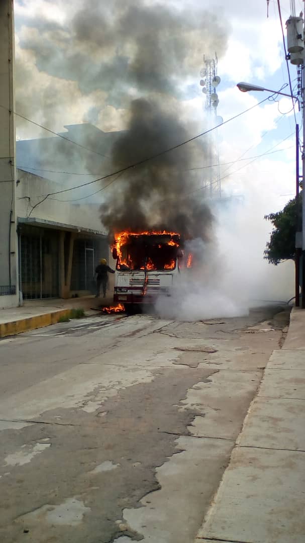 [:es]Autobús fue consumido por las llamas en pleno centro de La Pascua[:]