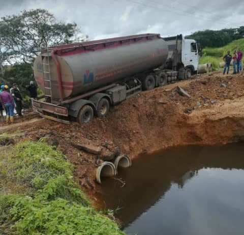 Vehículo de carga de combustible intentando pasar por el tramo habilitado en la troncal 14