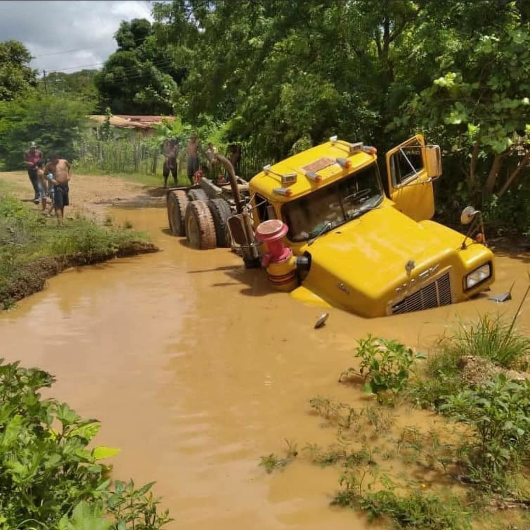 Gandola quedo casi enterrada en hueco de carretera rural de Infante. Guárico