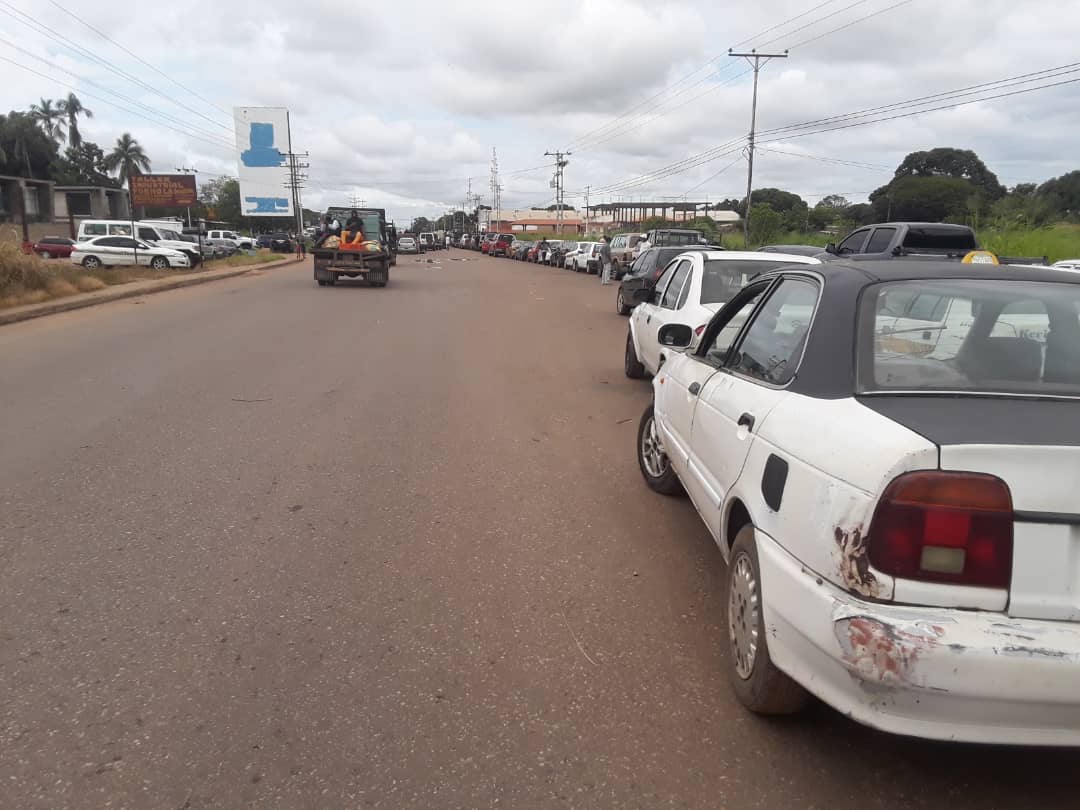 [:es]En Calabozo conductores solicitan respuesta ante falta de gasolina[:]