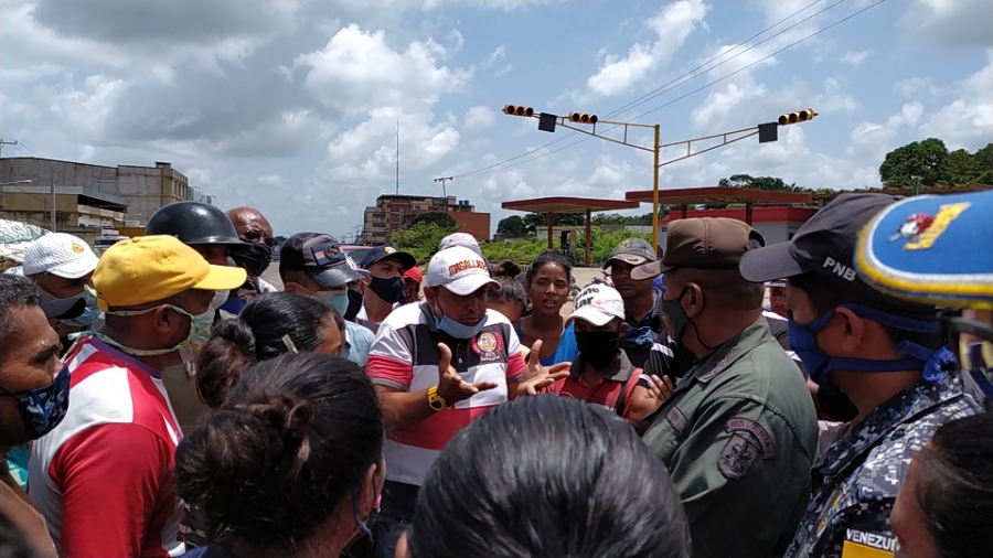 [:es]Choferes trancan avenida solicitando gasolina[:]