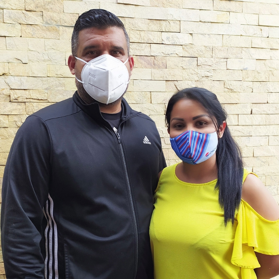 David Daniel Díaz y su esposa al momento de hacer publica la denuncia.