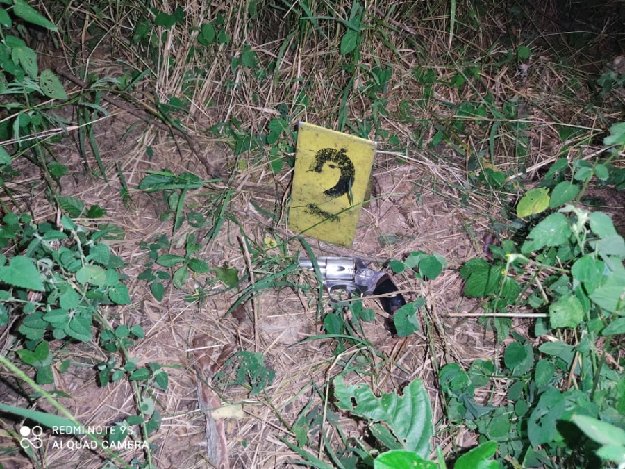 Arma de fuego colectada en el sitio. 