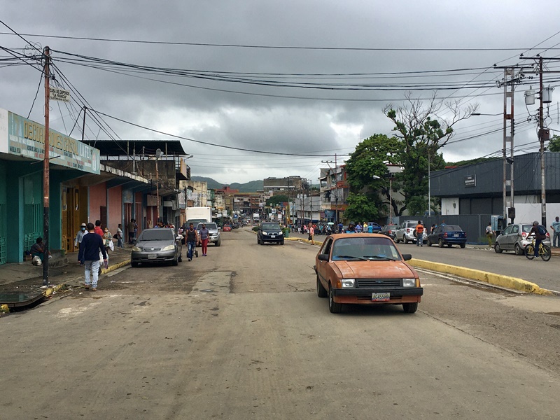 [:es]Robos continuos mantienen en jaque a comerciantes de la Avenida Los Llanos [:]