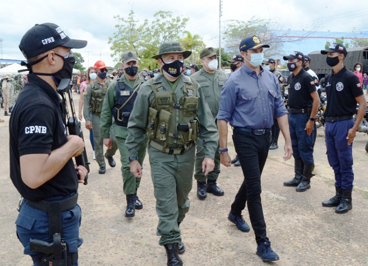 Gobernador José Vásquez al pasar revista al contingente en formación