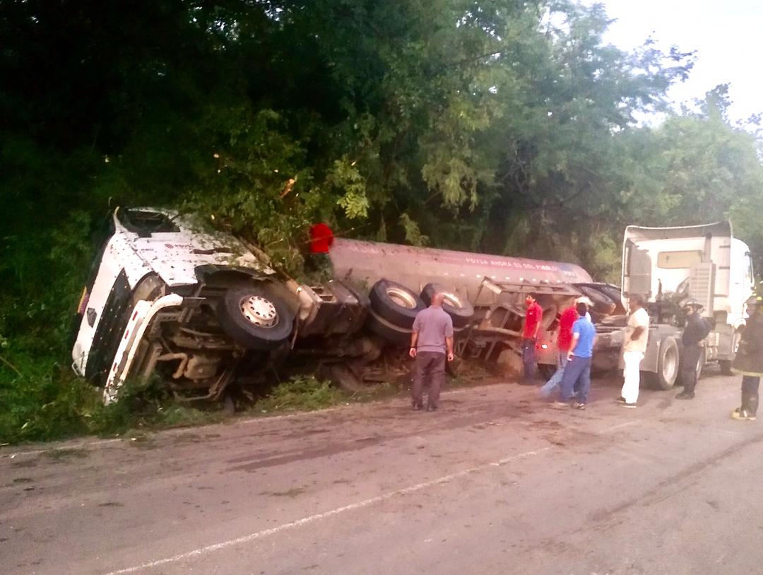 [:es]Gandola cargada de combustible volcó aparatosamente  en la carretera nacional  Ortiz – Parapara [:]