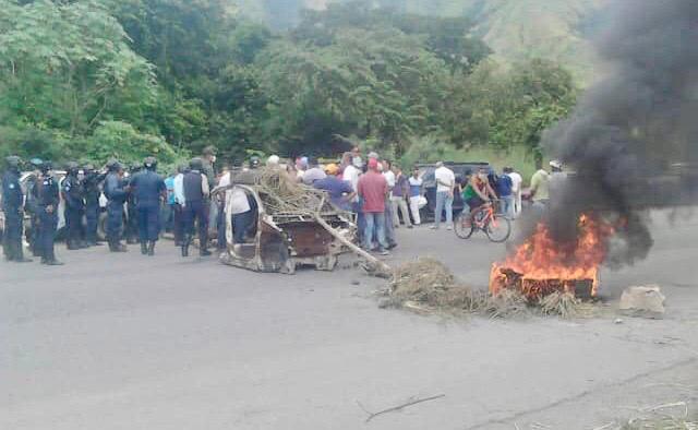 [:es]Conductores protestaron exigiendo combustible en San Juan [:]