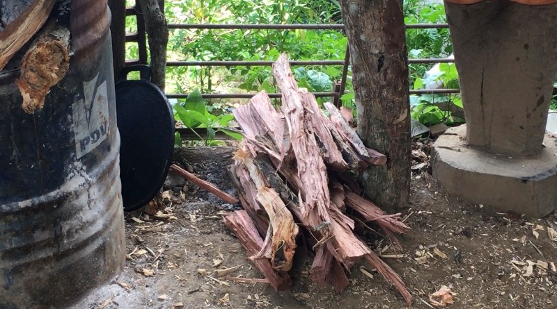[:es]Ya no soportan el humo de la leña en Autoconstrucción[:]