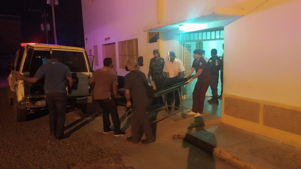 Momento en que el hombre herido era llevado al hospital Dr. Rafael Zamora Arévalo.