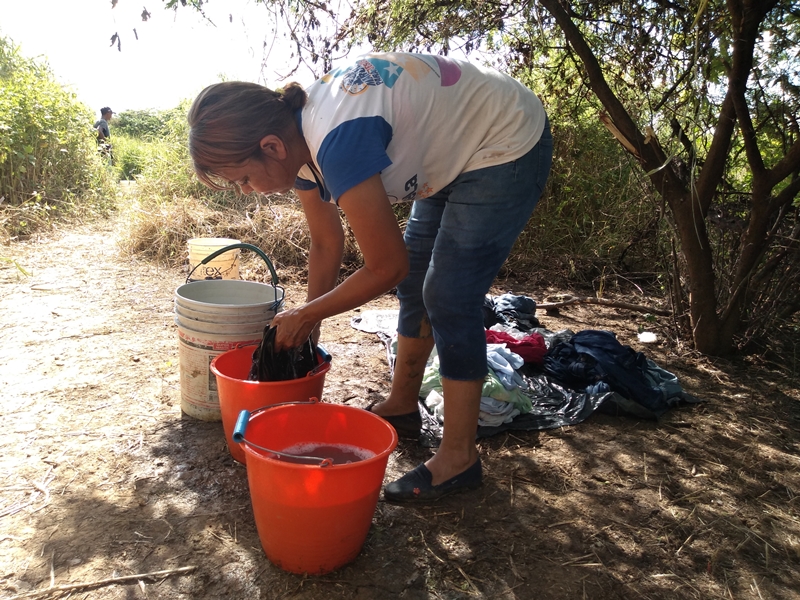 [:es]Muchas familias calman la sed en un pozo ubicado detrás de Jardín La Pascua[:]