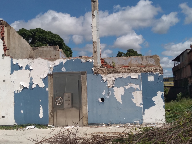 [:es]Convertida en refugio de delincuentes ruinas del Banco Industrial de Venezuela[:]