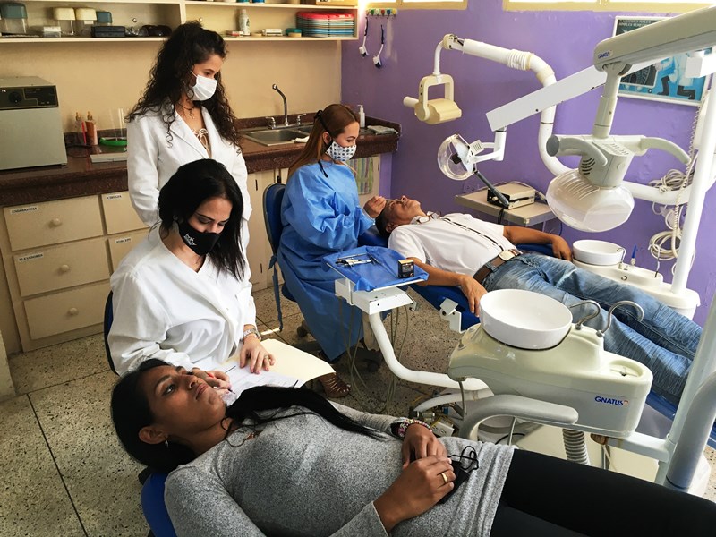 [:es]Rector de la UNERG inauguró  moderno Laboratorio de Odontológico[:]