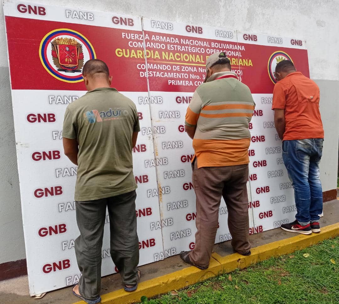 [:es]Capturados 3 sujetos que cobraba cupos de combustible en dólares[:]