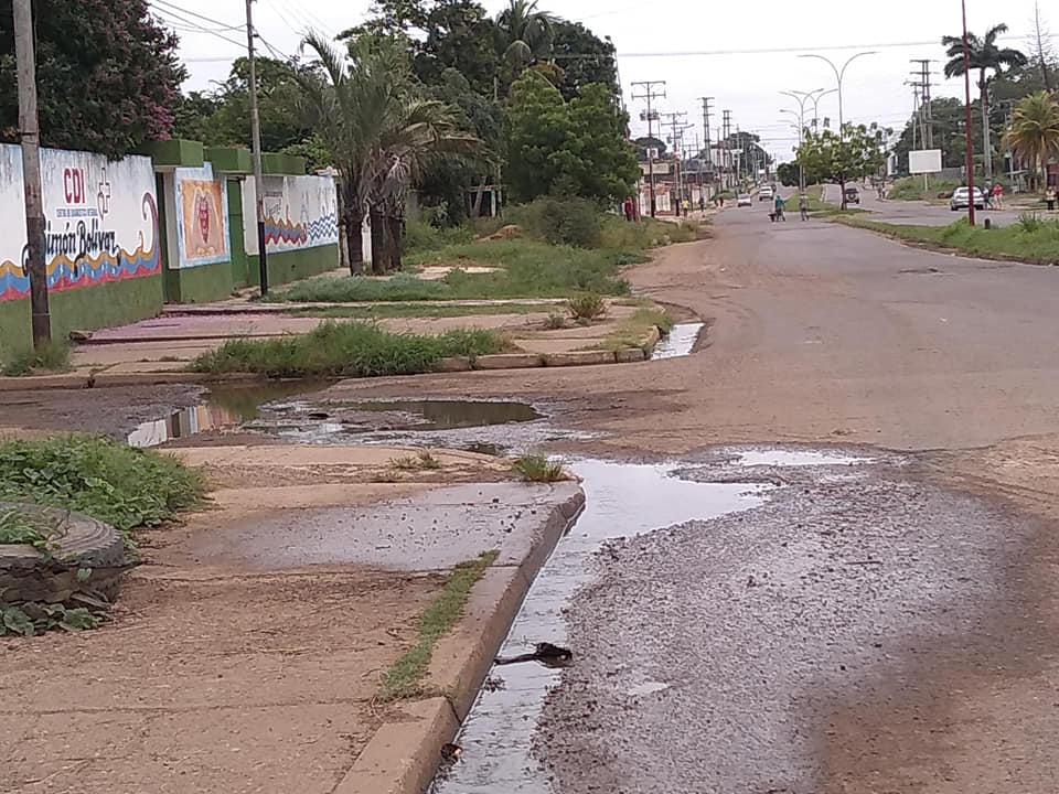 [:es]Conductores realizan maniobras para esquivar huecos en la Rómulo Gallegos[:]