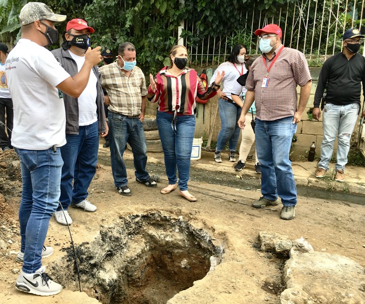 [:es]Solventado Colector de aguas servidas colapsado en Santa Rosa[:]