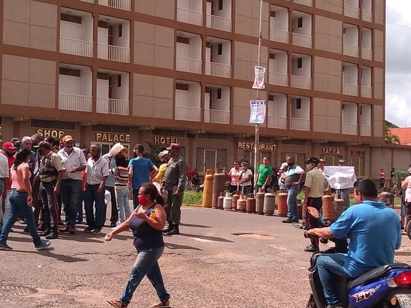 [:es]Vecinos protestaron con bombonas vacías y trancaron la Rómulo Gallegos[:]
