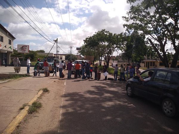 [:es]Protestaron porque ningún servicio funciona en Corazón de Dios y Rómulo Gallegos[:]