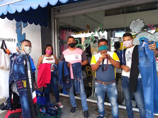 [:es]Comerciantes informales temen que no les permitan seguir trabajando[:]