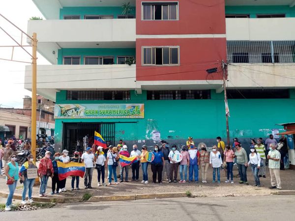 [:es]Maestros volvieron a protestar por salario que consideran una burla y el caos en los servicios básicos[:]