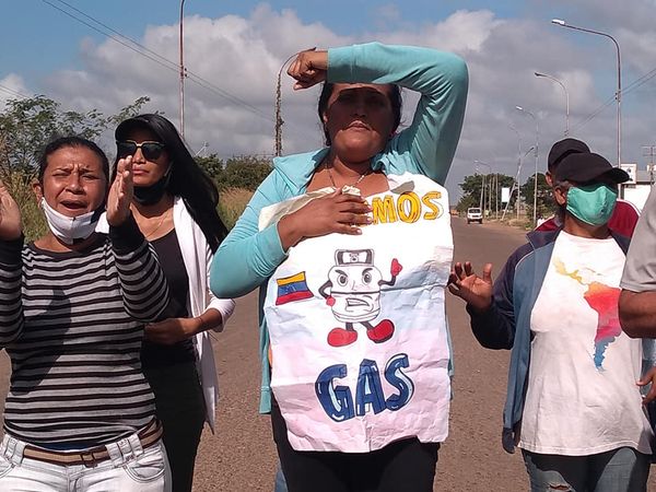 [:es]Trancaron la carretera nacional vecinos de Matos Charmelo y Carlos Pérez[:]