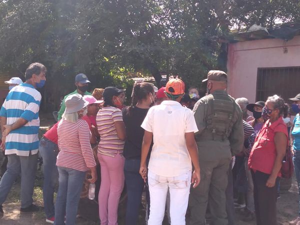 Funcionarios uniformados llegaron al lugar de la protesta