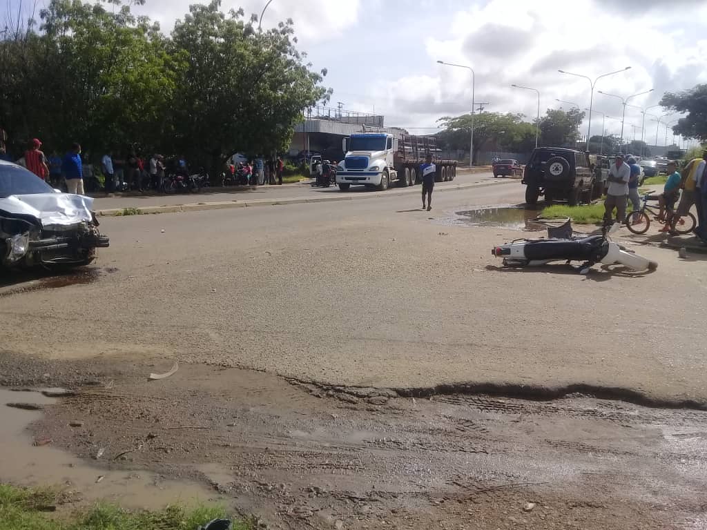 [:es]Dos policías heridos en accidente de transito[:]