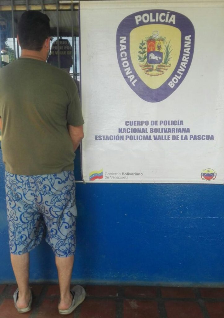 El conductor del Aveo quedó detenido.