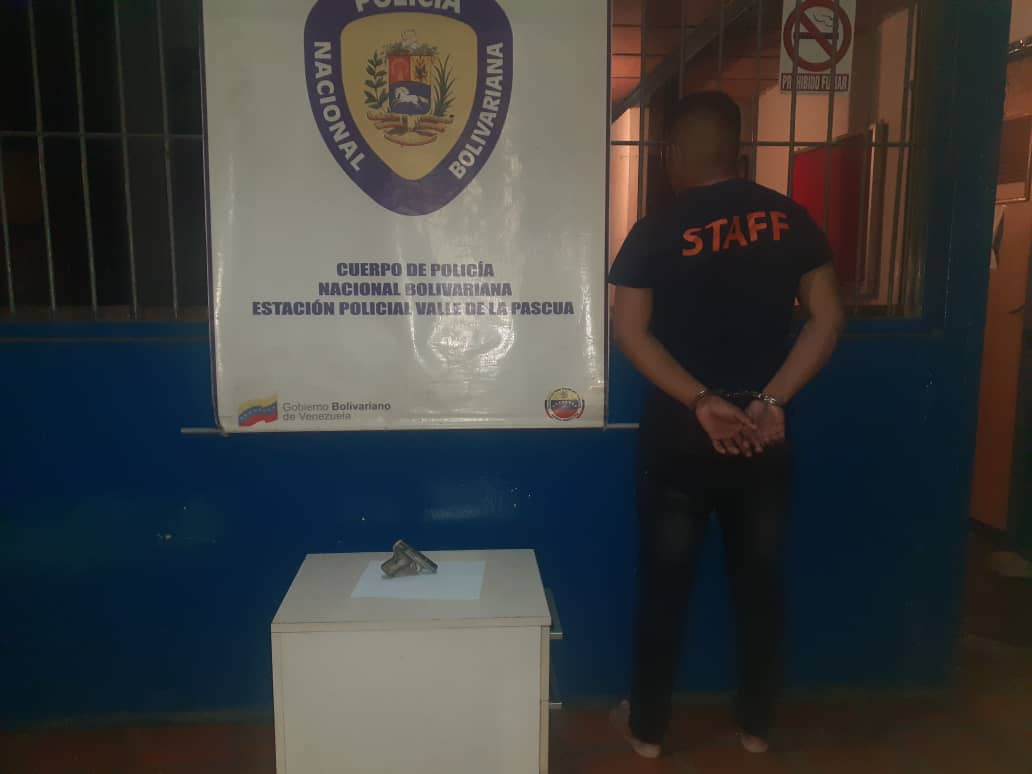 [:es]Hombre fue detenido por amenazar a una mujer con una pistola[:]