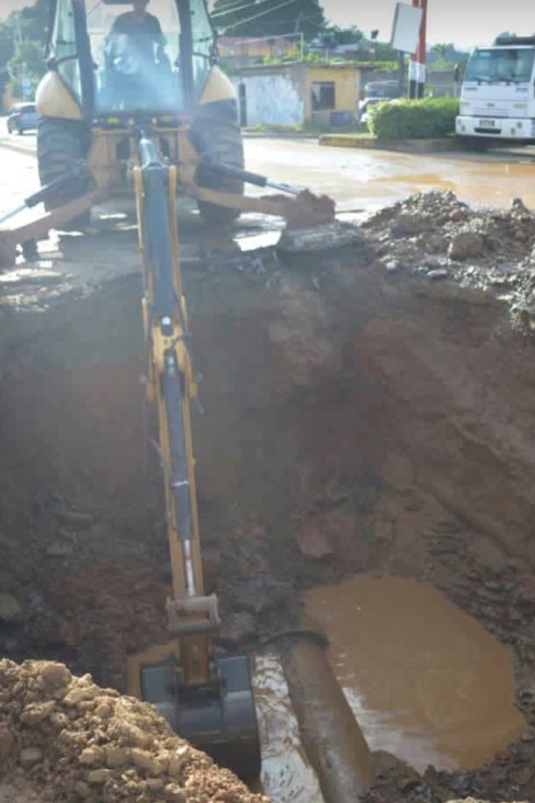 Corrigieron una fuga en la tubería matriz de aguas blancas.