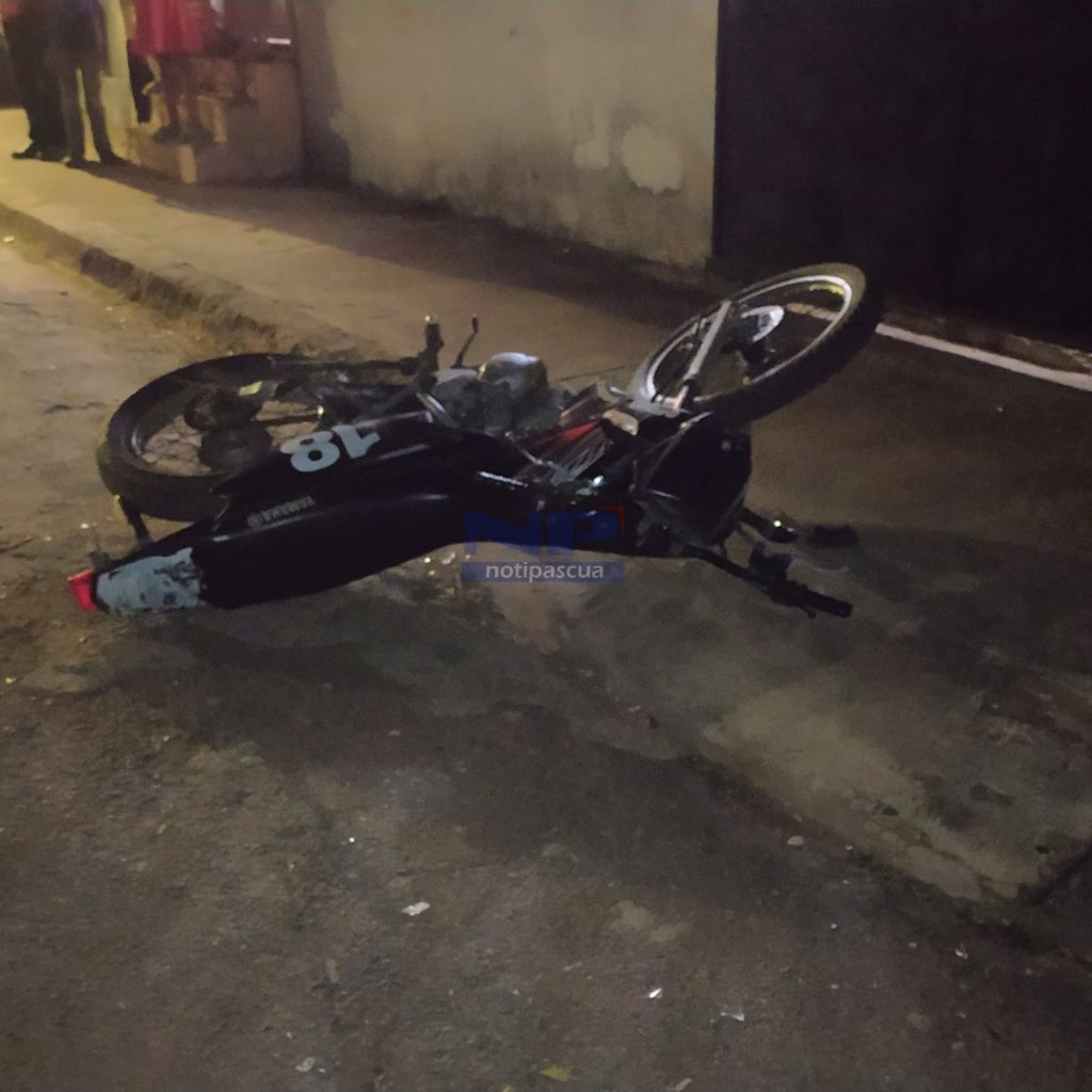Motocicleta que fue chocada por el hombre. 