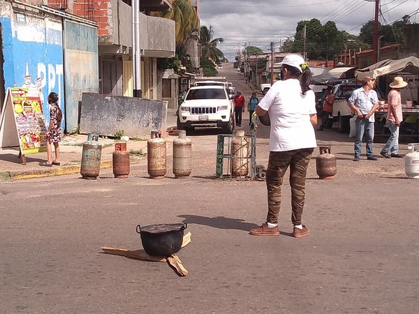 [:es]Vecinos dejan la Av. Rómulo Gallegos ante promesa de gas  para fin de semana[:]