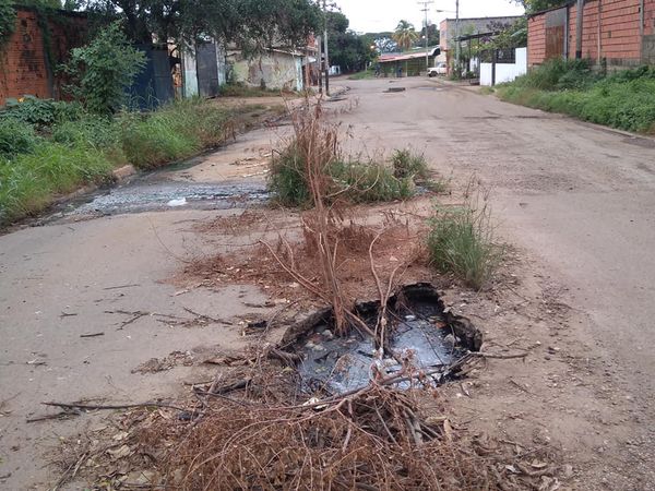 [:es]Intransitable y convertida en río de aguas servidas Los Ilustres oeste[:]