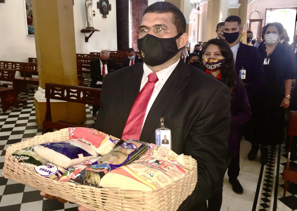 Los funcionarios presentaron ofrendas como un agradecimiento al Todopoderoso por su protección en el cumplimiento del deber