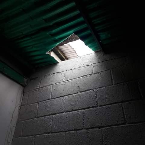 Los sujetos penetraron por un boquete en el techo