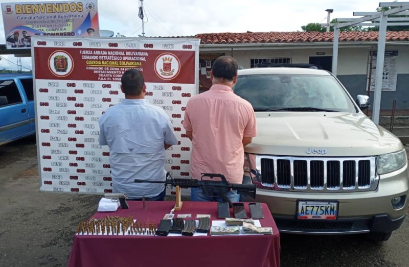 [:es]Detenidos dos sujetos portando un armamento de guerra y mas de treinta mil dolares[:]
