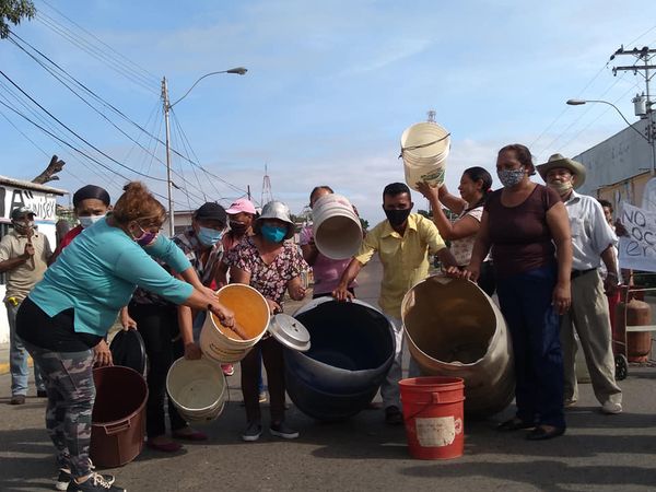 Tambores vacios porque no llega agua al barrio