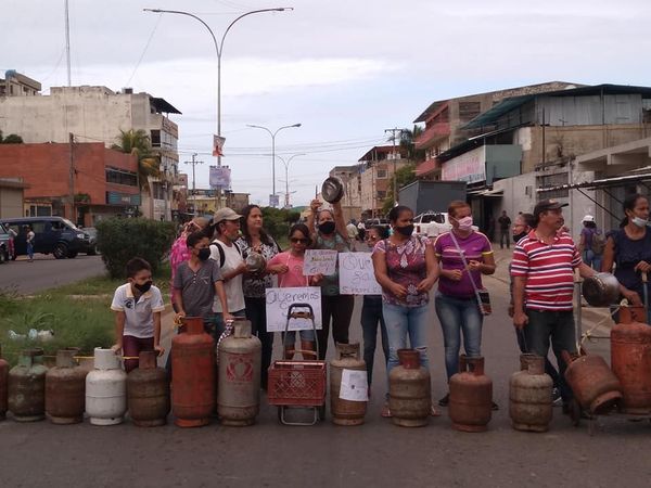 [:es]Vecinos volvieron a trancar la Rómulo Gallegos porque les informaron que no hay gas[:]