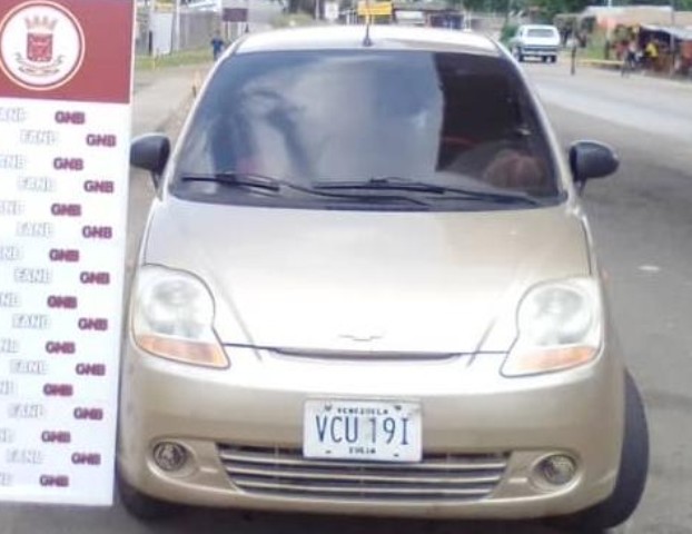 Vehículo color dorado retenido