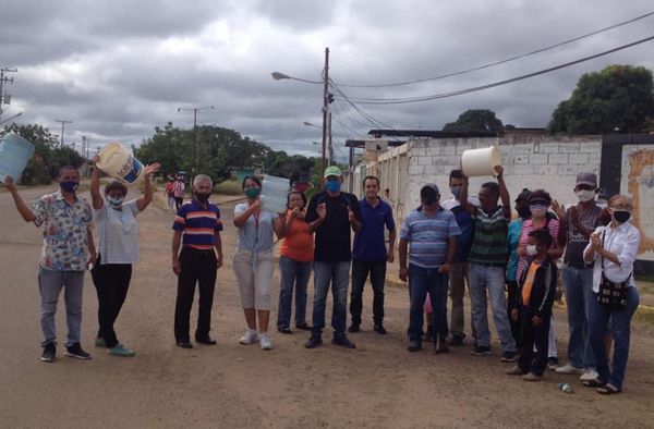 [:es]Vecinos de Padre Chacín protestan porque tienen 3 meses sin agua[:]