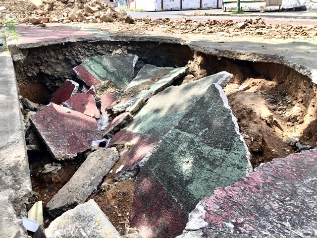 En la gráfica se puede observar como ha socavado el pavimento