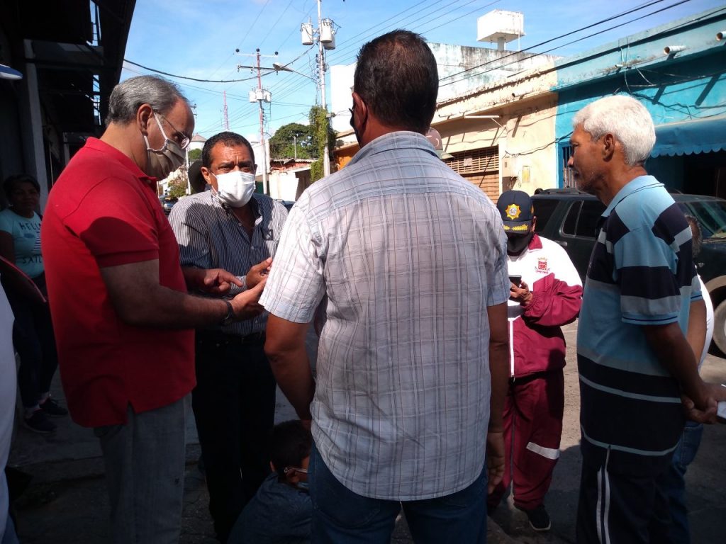 Momento en que funcionarios policiales desalojaban el punto de la Plaza Bolivar