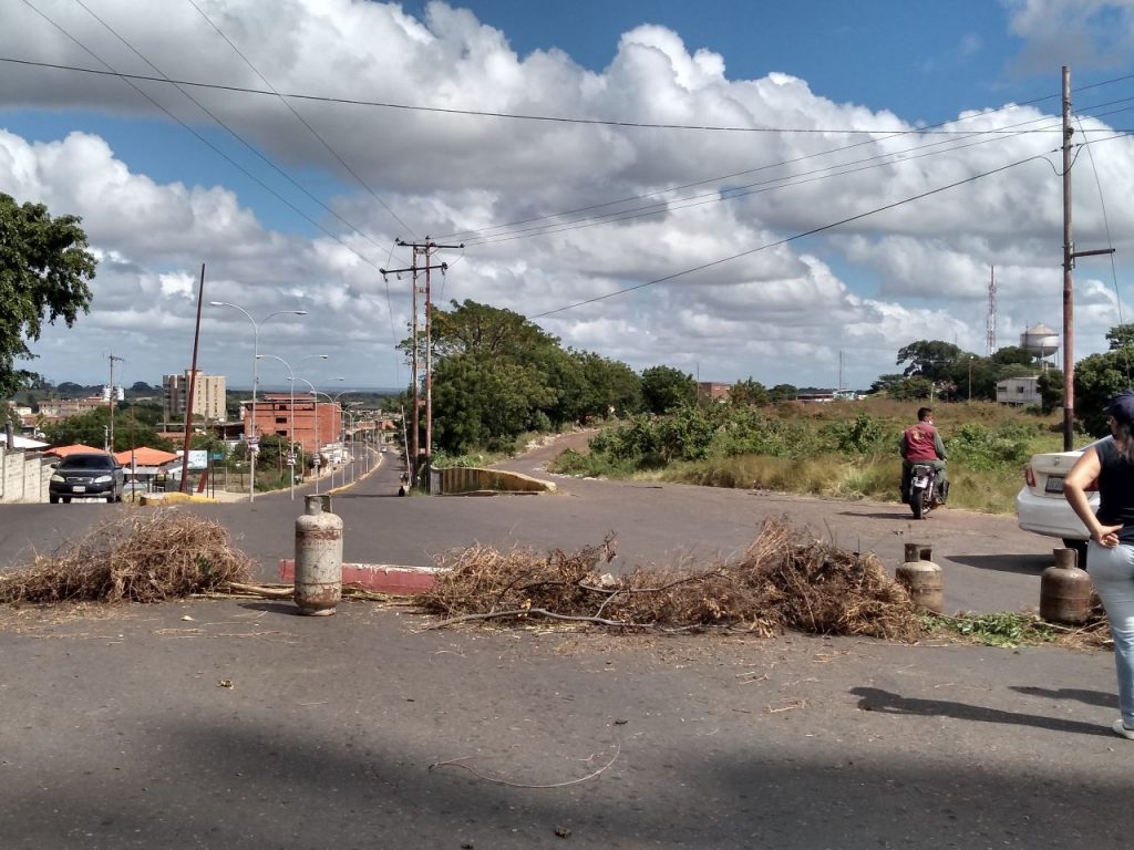 Trancaron la Av. Manapire