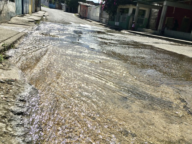 [:es]Denuncia bote de miles de litros de agua en Los Ilustres [:]