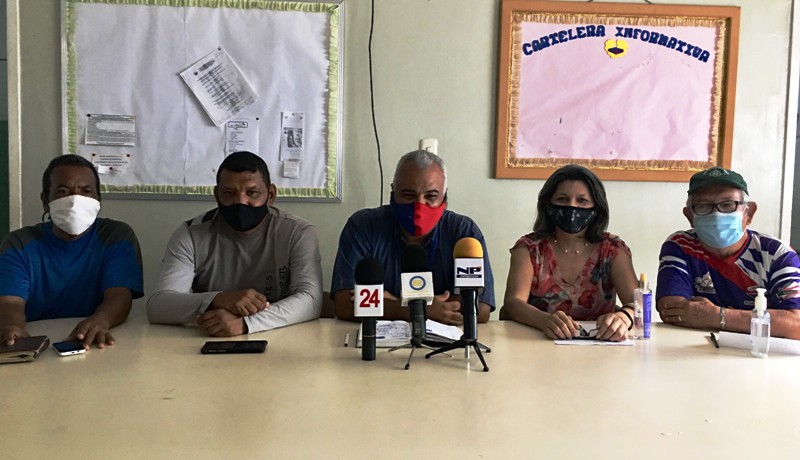 [:es]Sindicatos se solidarizaron con docente supuestamente agredida por el Ministro de Educación[:]