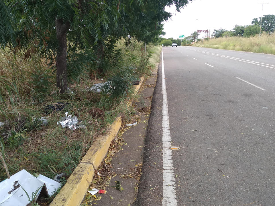 [:es]La maleza no deja espacio para peatones en la Rómulo Gallegos oeste[:]
