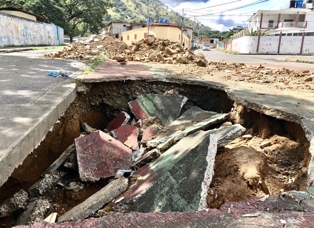 [:es]Mega Hueco pudiera ocasionar una tragedia en el Paseo Virgen de Fátima de Roscio[:]