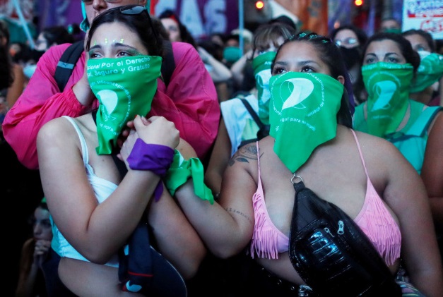 [:es]Aprueban legalización del aborto en Argentina[:]