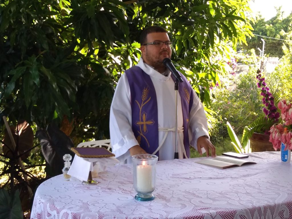 Presbítero Mario Bolívar, párroco de la iglesia San Martín de Porres