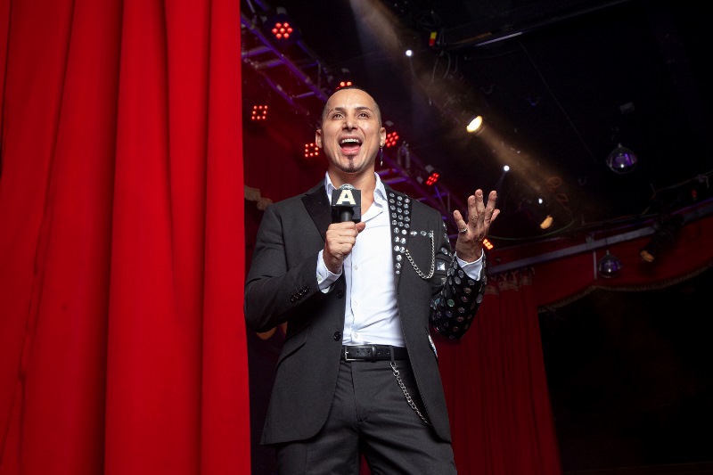 [:es]“Adrián presenta” se estrena en enero en diversas plataformas digitales[:]