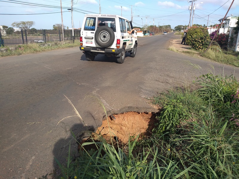 [:es]Fosa profunda tiene más de 2 años en la calle El Corozo[:]